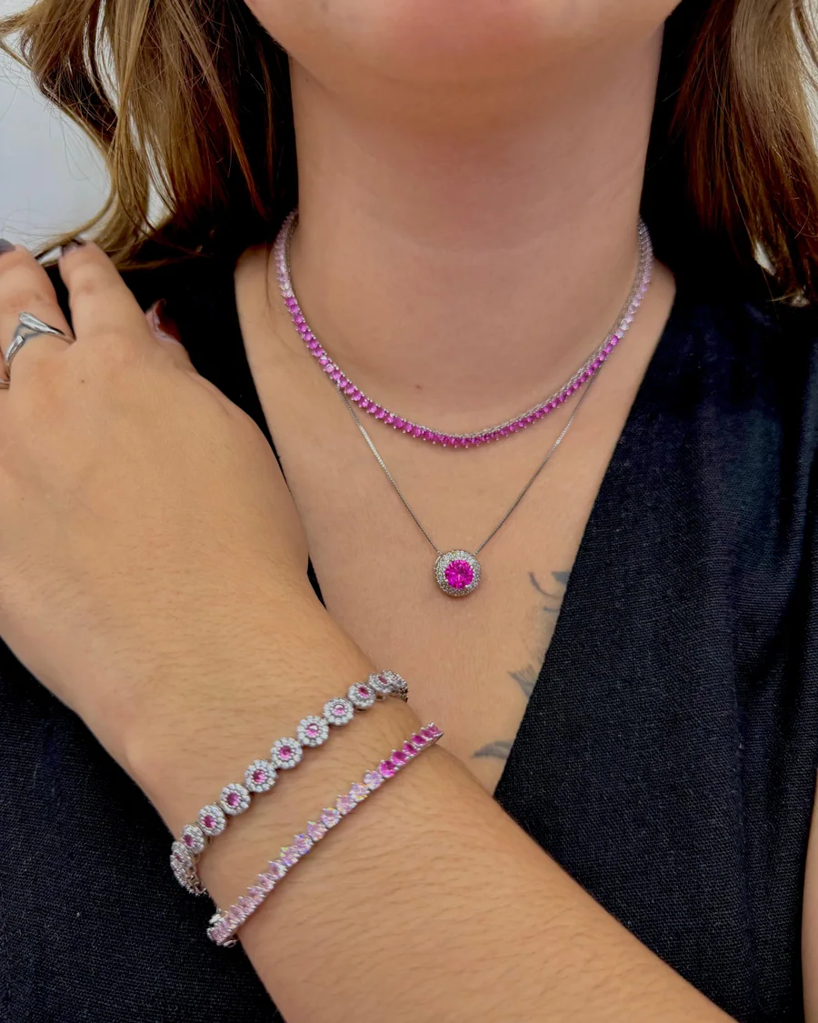 Conjunto de semijoias AuraLuz com pedras rosas
