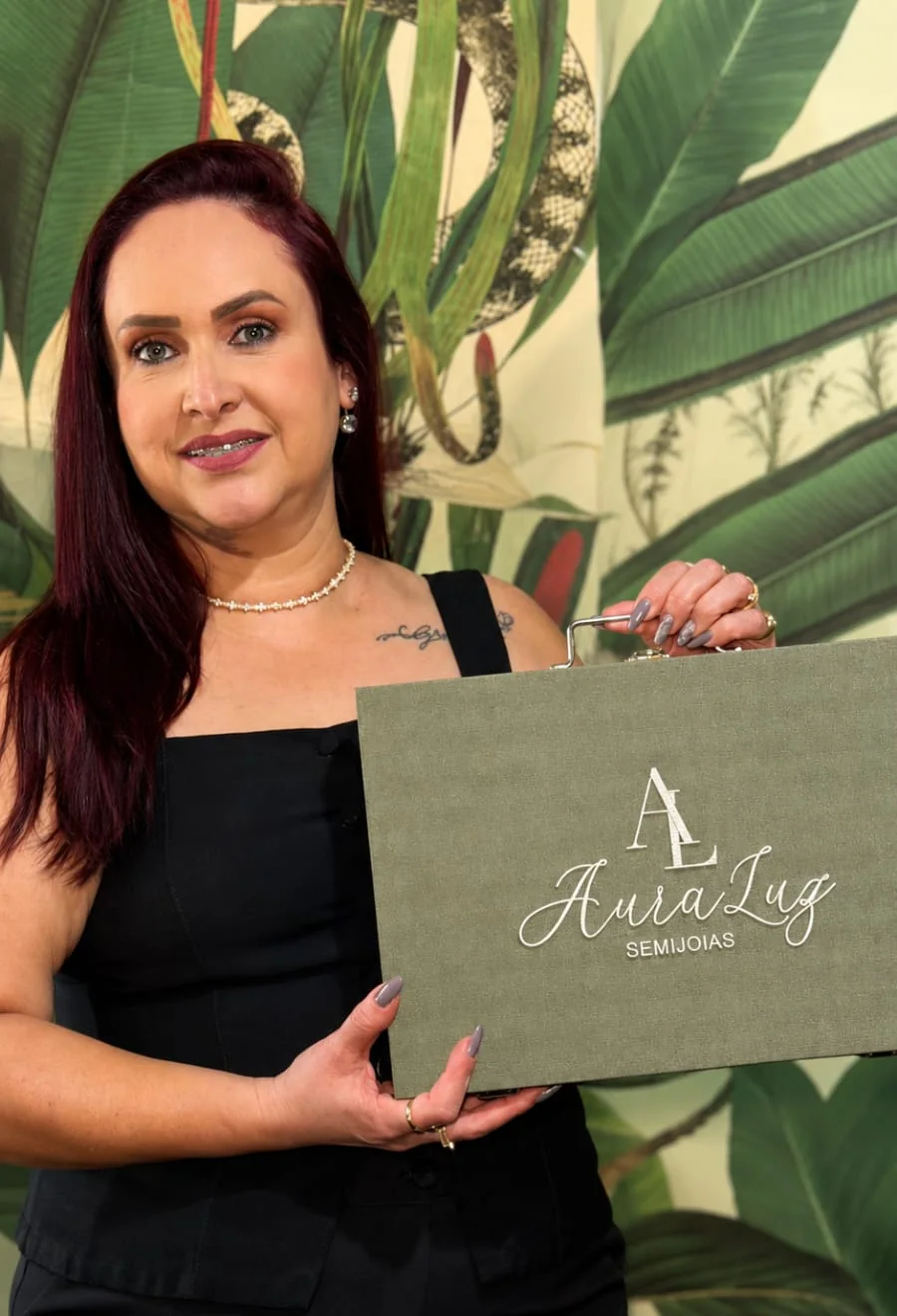Fundadora da AuraLuz apresentando a maleta de semijoias