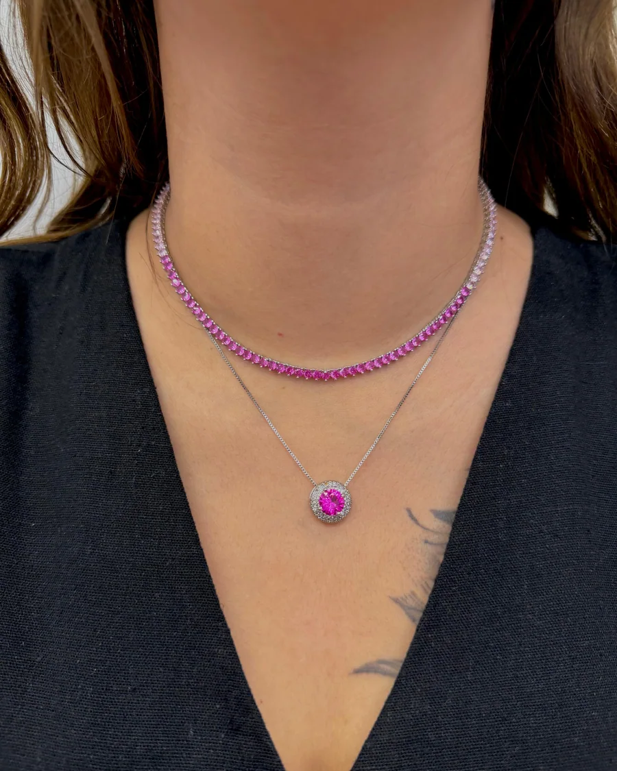 Colar AuraLuz com detalhe rosa em uso