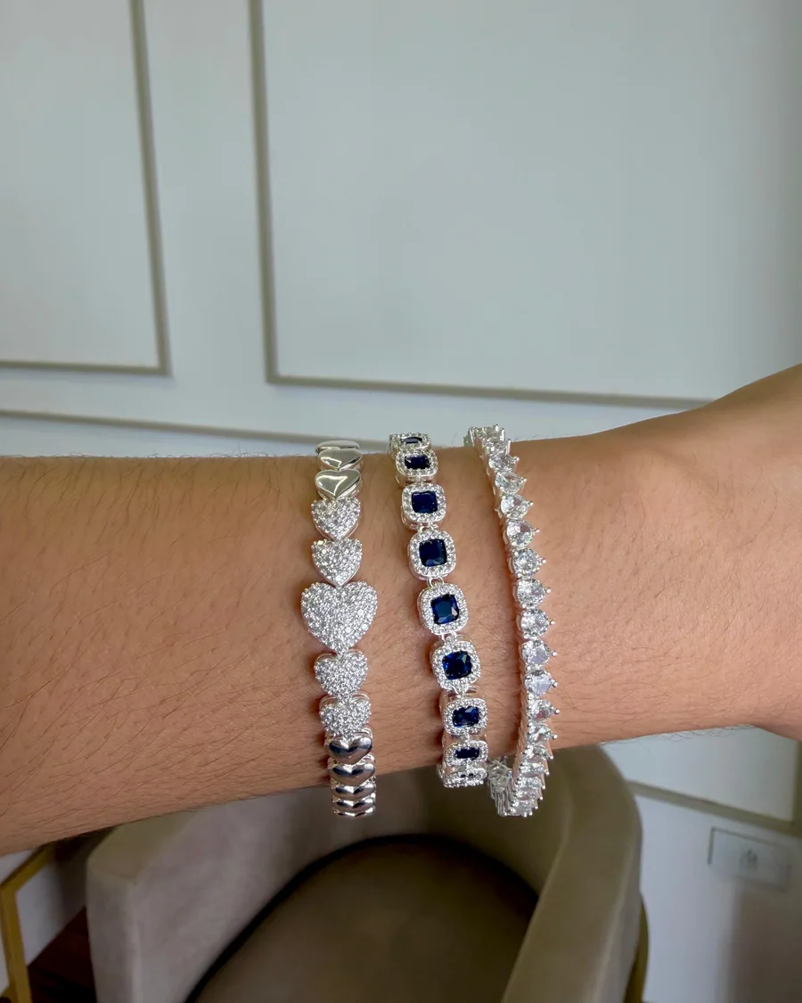 Pulseiras e acessórios AuraLuz em uso